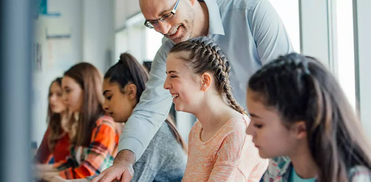 Pour illustrer le secteur de l'ESS et des associations, Altonéo utilise une image d'un enseignant avec des élèves d'une école.
