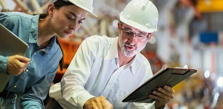 Pour illustrer le secteur PME-PMI, Altonéo utilise une photo de deux personnes de l'industrie qui échangent.