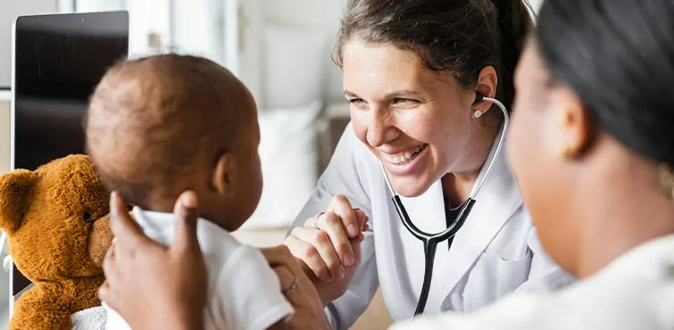 Pour illustrer le secteur des professions libérales, Altonéo utilise l'image d'un médecin qui examine un bébé.