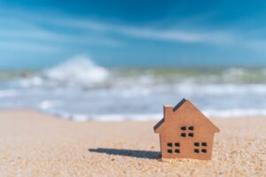Vente d’une résidence secondaire : une exonération, sous conditions ?