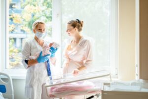 Exercice de la profession de sage-femme : de nouvelles conditions pour les étudiants remplaçants